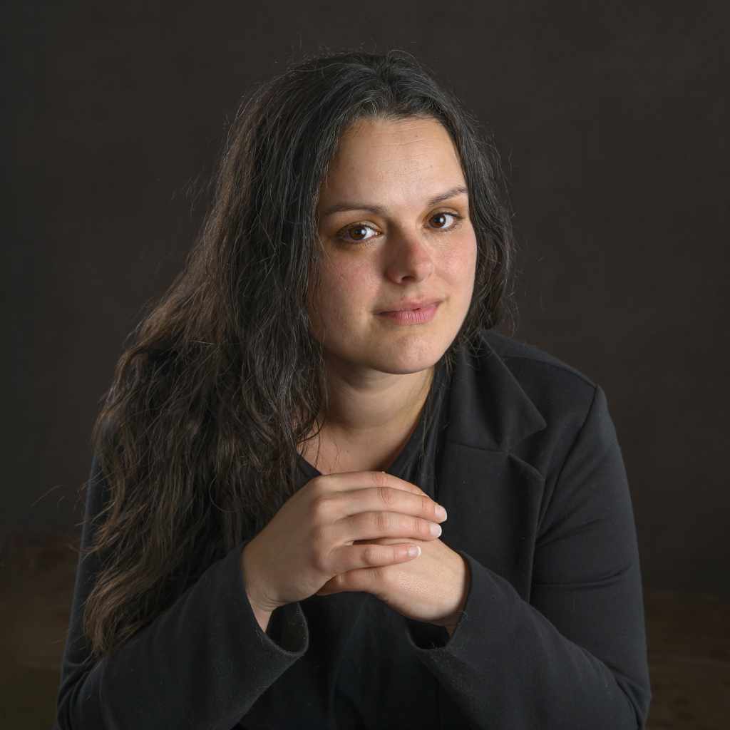 Carole Weltzer, psychologue du travail et sophrologue. Formée à la psychologie, la sophrologie, la méditation de pleine conscience, l'EFT (emotionnel freedom techniques), le yoga et aux premiers secours en santé mentale (PSSM)